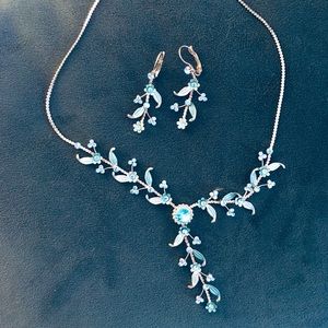 Necklace and earrings in shades of aqua